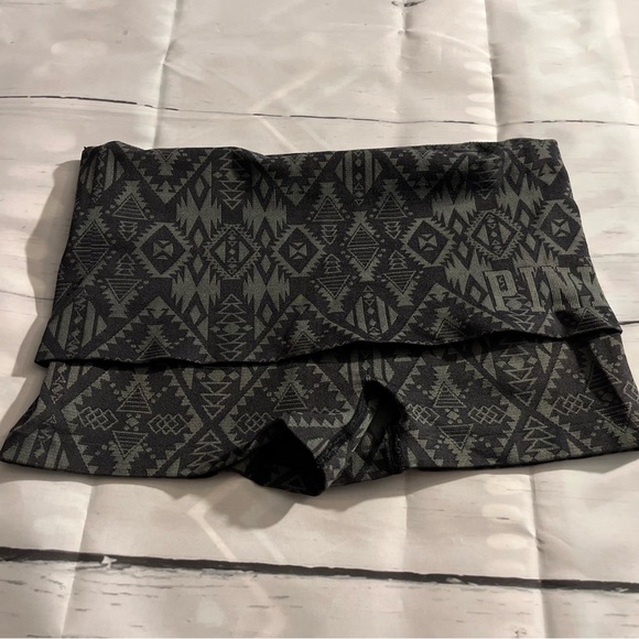 Black & Gray Tribal Print Victoria’s Secret Pink Shorts with Fold Down Waist - Picture 4 of 7